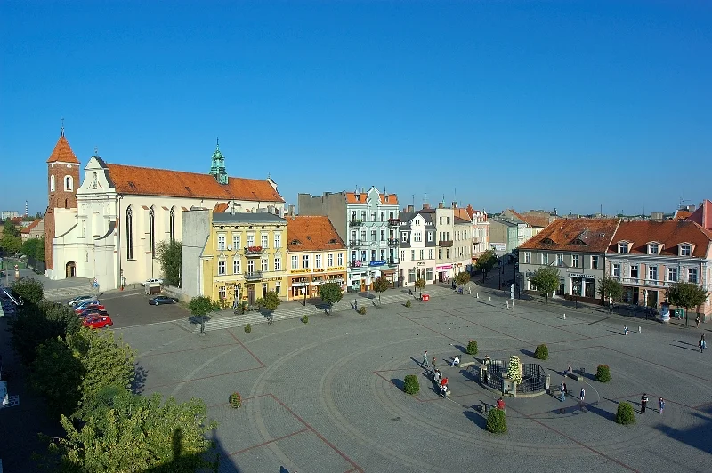 Rynek w Gnieźnie z kamienicami i kościołem franciszkanów